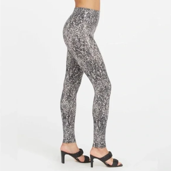 NWT Spanx Faux Leather Snakeskin Shine Print Leggings Grey Black‎ Size Large - Picture 3 of 14